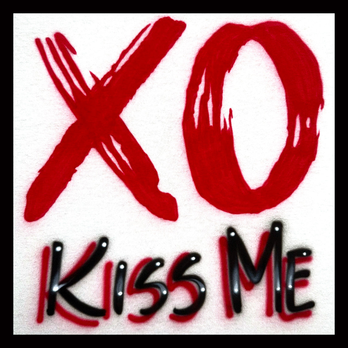 ❤️ XO Kiss Me – Enhypen-Inspired Airbrushed K-POP T-Shirt (Scratch Lettering)