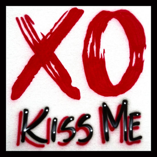 ❤️ XO Kiss Me – Enhypen-Inspired Airbrushed K-POP T-Shirt (Scratch Lettering)